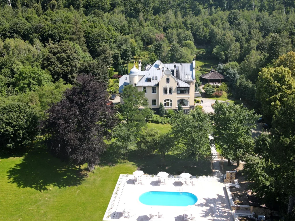 Widok hotelu z lotu ptaka.