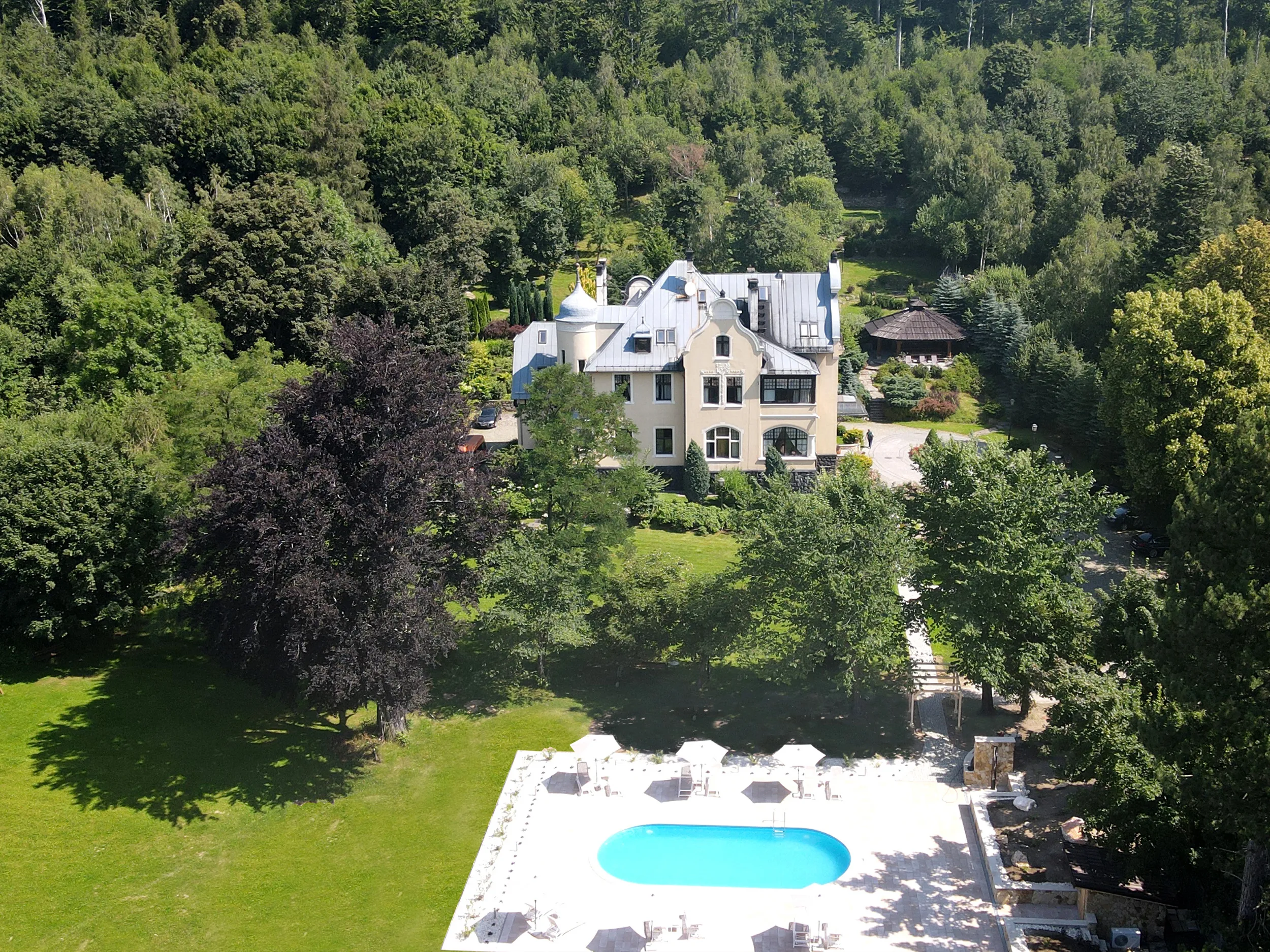 Widok hotelu z lotu ptaka.